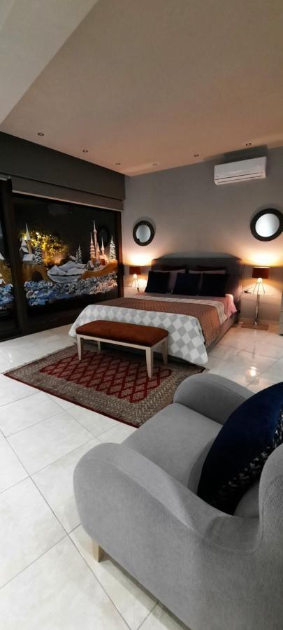 River City Studio Larissa Luaran gambar