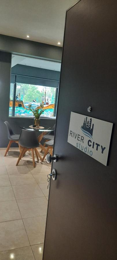 River City Studio Larissa Luaran gambar